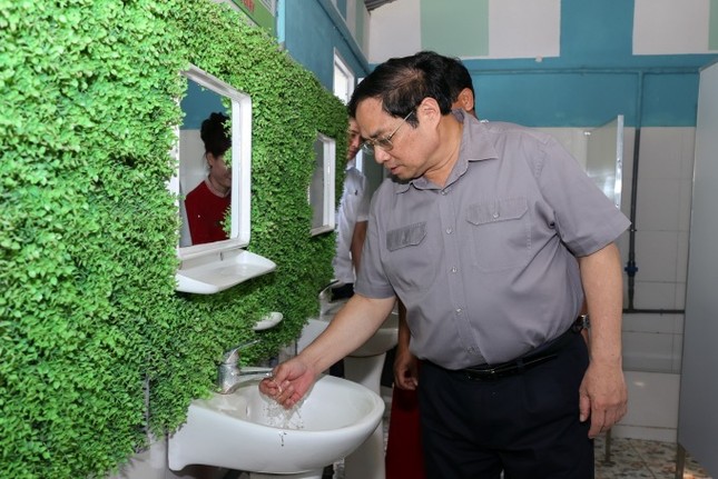 Thủ tướng kiểm tra khu vệ sinh tại một trường học ở Phú Thọ.