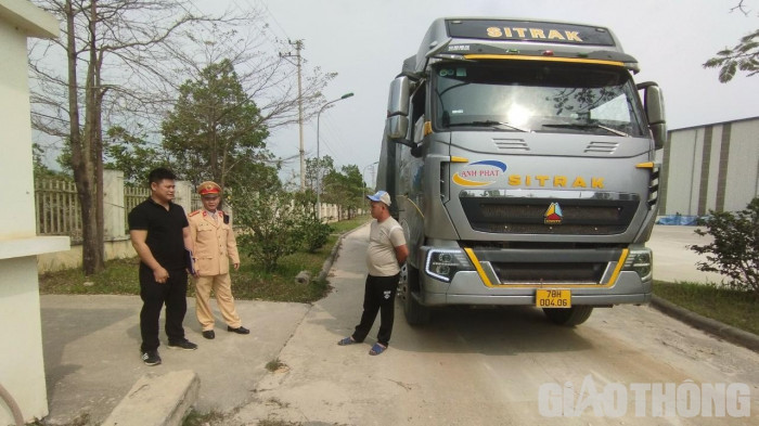 Chỉ huy Đội CSGT số 6, Phòng CSGT, Công an tỉnh Yên Bái đến tận Công ty Đá trắng Bảo Lai kiểm tra tải trọng đối với các tài xế.