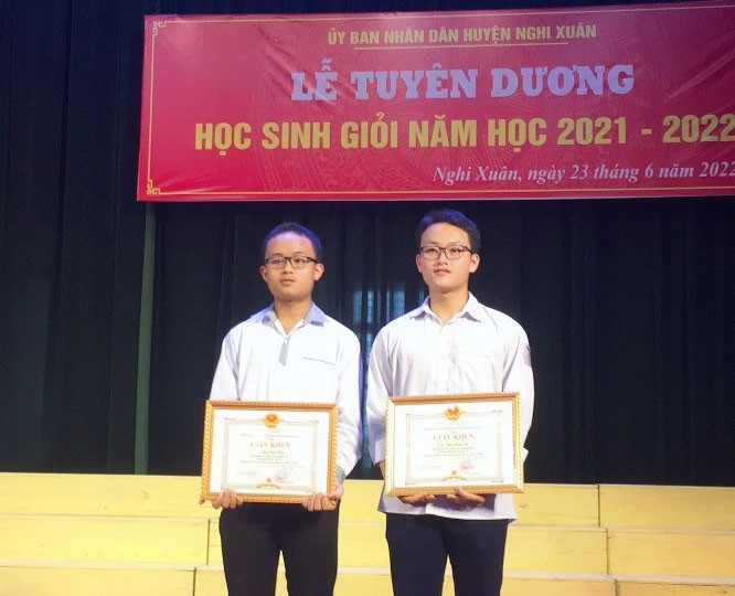 Minh Hoàng và Minh An trong lễ tuyên dương học sinh giỏi của huyện Nghi Xuân.