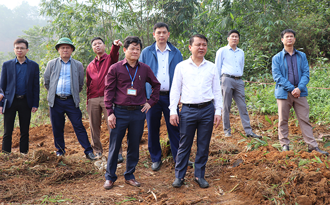 Lãnh đạo thành phố và xã Giới Phiên trực tiếp có mặt tại hiện trường chỉ đạo công tác giải phóng mặt bằng công trình tuyến đường nối quốc lộ 37, quốc lộ 32 C với đường cao tốc Nội Bài - Lào Cai.