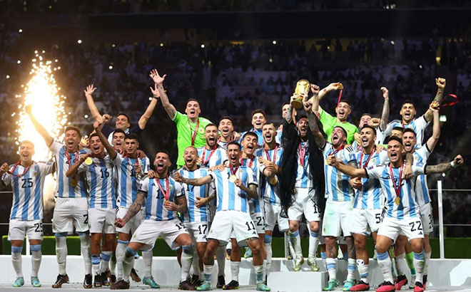 Messi (áo choàng đen) và các tuyển thủ Argentina nâng cup trong lễ đăng quang World Cup 2022 - kỳ giải cuối cùng với 32 đội.