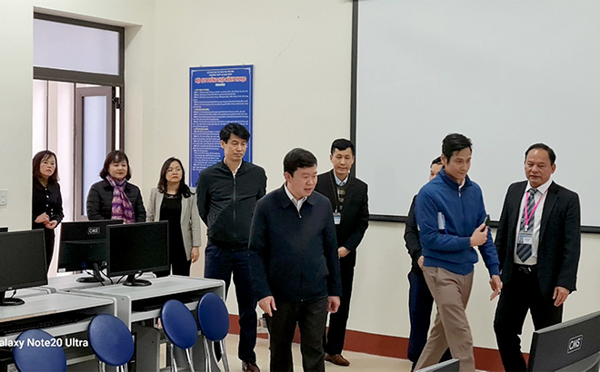 Đoàn giám sát của Thường trực HĐND tỉnh giám sát việc thực hiện Nghị quyết của Quốc hội tại Trường THPT Lê Quý Đôn, huyện Trấn Yên.