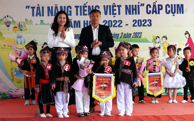 Lãnh đạo Phòng Giáo dục và Đào tạo huyện Văn Yên trao giải nhất Hội thi “Tài năng tiếng Việt nhí” cụm thi số 1 cho Trường Mầm non Quang Minh.