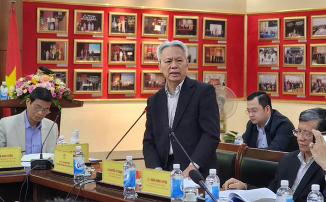 TS Nguyễn Sĩ Dũng, nguyên Phó Chủ nhiệm Văn phòng Quốc hội nêu ý kiến tại buổi tọa đàm.