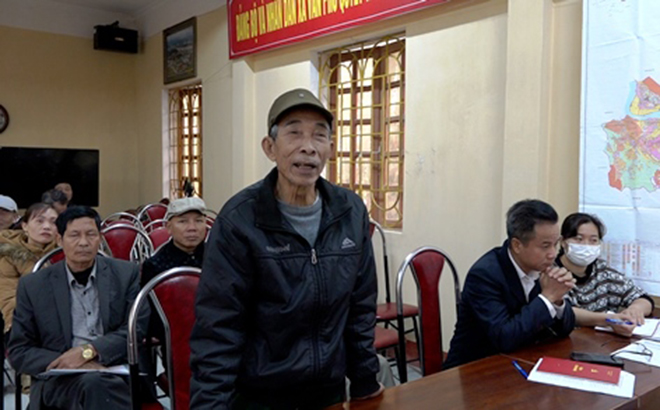Nhân dân xã Văn Phú, thành phố Yên Bái tham gia ý kiến về việc hợp pháp hóa và chuyển mục đích sử dụng đất. Ảnh: T.L