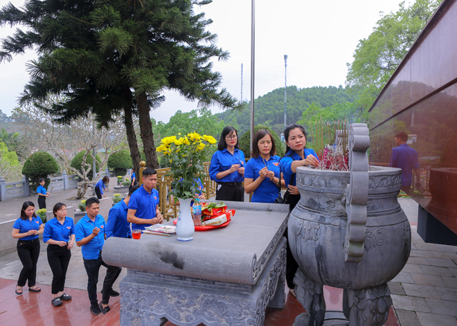 Các bạn đoàn viên, thanh niên dâng hương tại Nghĩa trang liệt sĩ tỉnh.