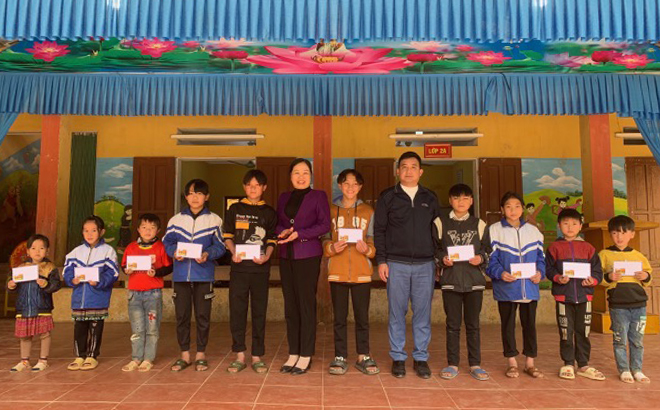 Thường trực Hội Khuyến học huyện Trạm Tấu và Trường PTDTBT TH&THCS xã Xà Hồ trao quà của Hội Khuyến học tỉnh cho học sinh có hoàn cảnh khó khăn.
