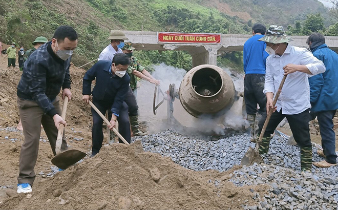 Lãnh đạo huyện Trạm Tấu tham gia “Ngày thứ Bảy cùng dân”.