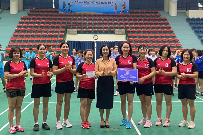 Ban tổ chức trao giải Nhất cho đội bóng chuyền hơi nữ Trung tâm Huấn luyện và Thi đấu thể dục thể thao tỉnh.