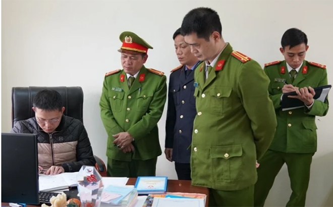 Cơ quan chức khám xét nơi làm việc của bị can Trịnh Thành Công - Giám đốc Trung tâm Đăng kiểm xe cơ giới 28-01S. (Ảnh: Công an Hòa Bình).