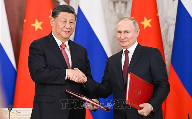 Tổng thống Nga Vladimir Putin (phải) và Chủ tịch Trung Quốc Tập Cận Bình tại lễ ký tuyên bố chung về tăng cường quan hệ đối tác hai nước ngày 21/3/2023.