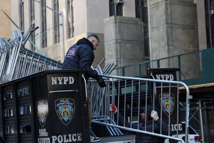 Cảnh sát thành phố New York dựng hàng rào bảo vệ quanh Tòa án hình sự Manhattan hôm 20-3