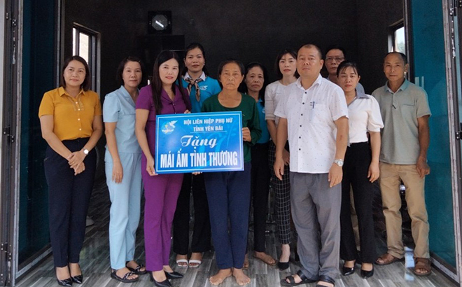 Lãnh đạo Hội Liên hiệp Phụ nữ tỉnh trao hỗ trợ làm nhà “Mái ấm tình thương” cho phụ nữ nghèo thành phố Yên Bái.