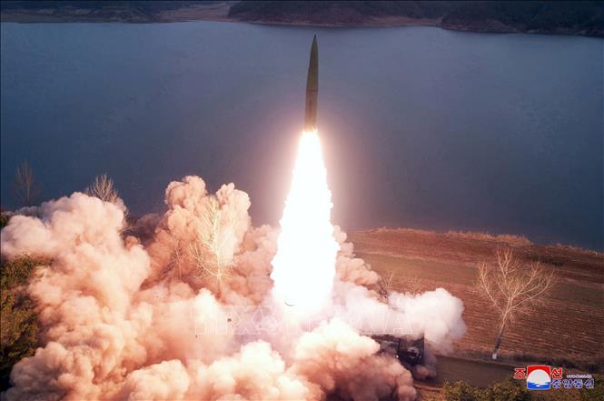 Một tên lửa đạn đạo được phóng thử từ khu vực Jangyon thuộc tỉnh Nam Hwanghae về vùng biển phía Đông Triều Tiên ngày 14/3/2023. Ảnh (do Hãng thông tấn Trung ương Triều Tiên đăng phát ngày 15/3/2023)
