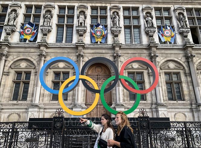 Biểu tượng Olympic tại Paris, Pháp.
