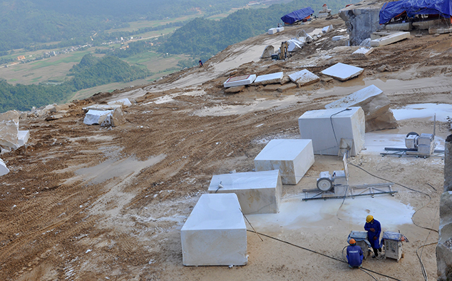 Hoạt động khai thác đá vôi trắng của Công ty TNHH Đá cẩm thạch R.K Việt Nam tại huyện Lục Yên. (Ảnh: T.L)