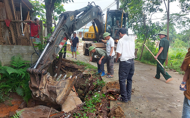 Nhân dân thôn Phú Sơn, xã Yên Phú hưởng ứng phong trào dịch rào hiến đất xây dựng thôn nông thôn mới kiểu mẫu.