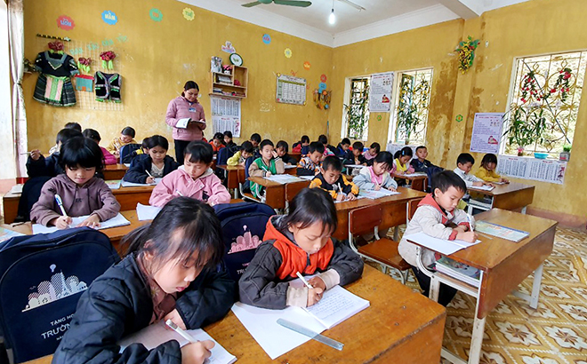Giờ học tiếng Việt của học sinh Trường Phổ thông Dân tộc Bán trú Tiểu học và THCS Pá Hu.