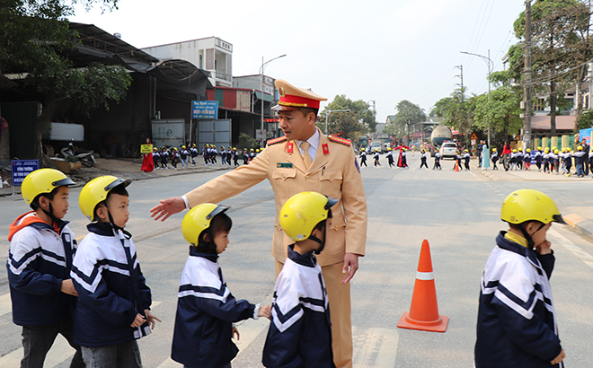 Học sinh Trường Tiểu học Nguyễn Viết Xuân, huyện Yên Bình được hướng dẫn đi bộ sang đường đúng cách.