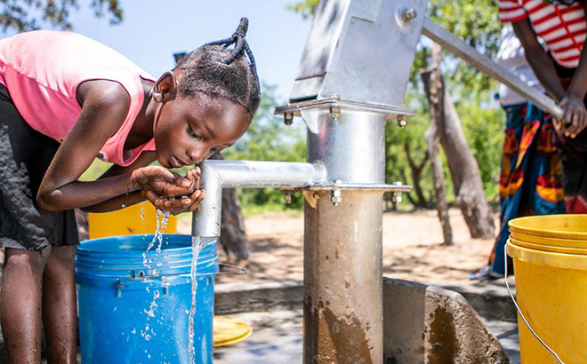 Nhiều quốc gia châu Phi đang thiếu các dịch vụ nước uống an toàn.