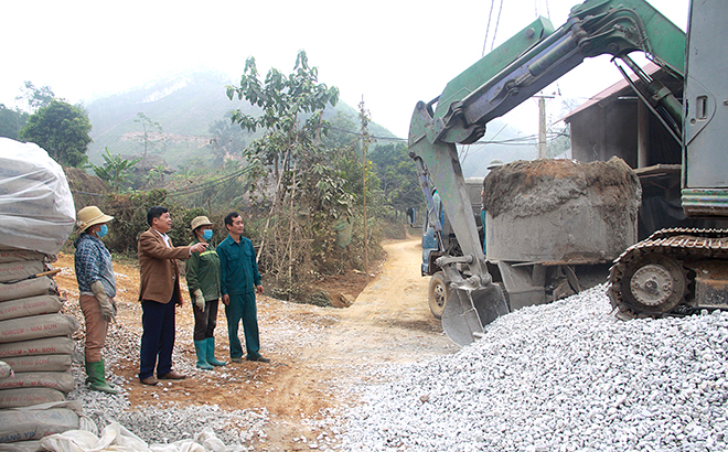 Đồng chí Nguyễn Văn Yên - Chủ tịch UBND xã Yên Thành (thứ 2 từ trái sang) trao đổi với người dân thôn Khe Ngang về bê tông đường liên thôn.