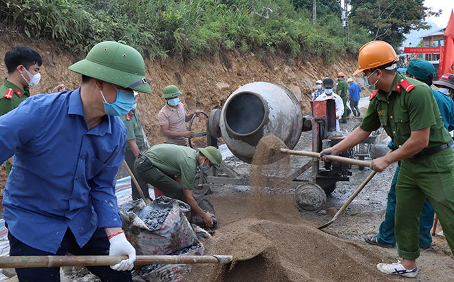 Nhân dân huyện Văn Chấn tham gia bê tông hóa đường giao thông nông thôn.