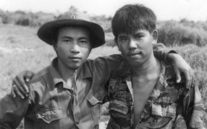 Bức ảnh Hai người lính trong bộ ảnh đoạt Giải thưởng Hồ Chí Minh của tác giả Chu Chí Thành.