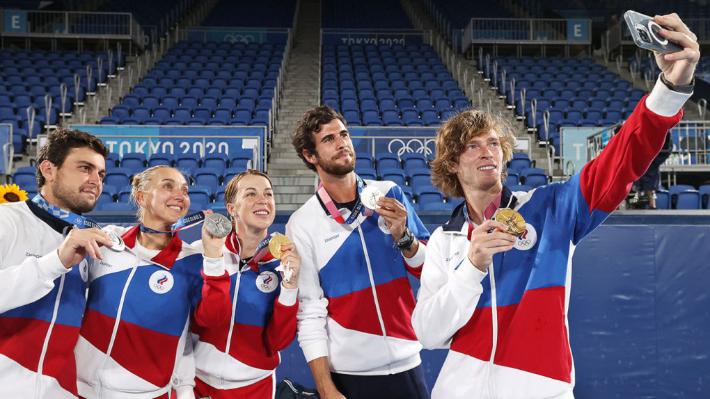 Các tay vợt Nga thi đấu Olympic 2021 dưới lá cờ Olympic Nga.
