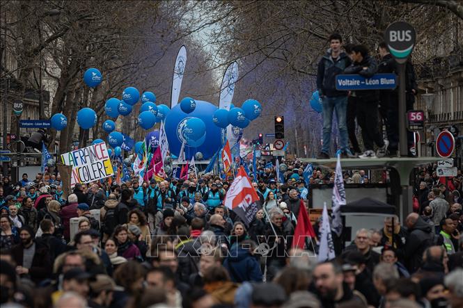 Người dân tham gia cuộc biểu tình phản đối luật cải cách hưu trí tại Paris, Pháp, ngày 28/3/2023.