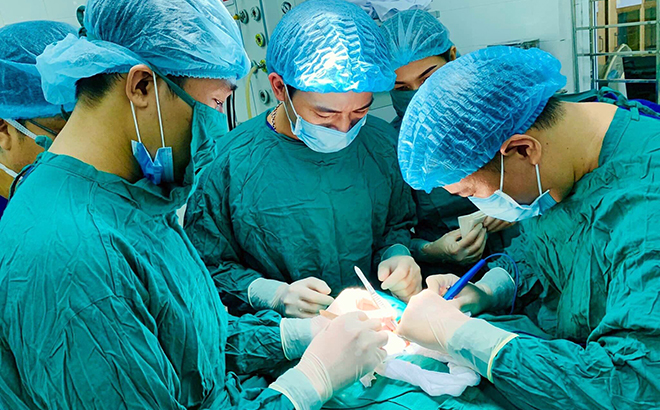 Một ca phẫu thuật thẩm mỹ thực hiện ở Trung tâm Y tế huyện Văn Yên.