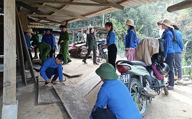 Đoàn viên thanh niên trong huyện tham gia làm nhà cho hộ ông Giàng A Thểnh - hộ nghèo ở bản Xéo Dì Hồ A, xã Lao Chải.