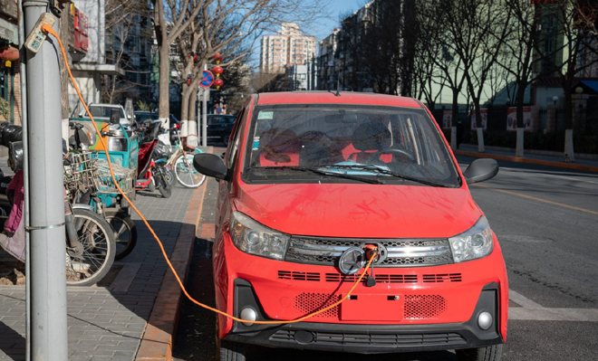 Nhiều mẫu xe điện mini xuất hiện trên đường phố ở Trung Quốc (Ảnh: Rest of World)