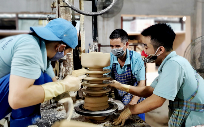 Workers of Hoang Lien Son Technical Ceramics joint Stock Company.
