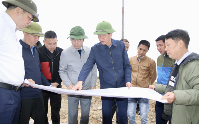 Permanent Vice Chairman of the provincial People’s Committee Nguyen The Phuoc inspects the construction progress of  the road linking Highway 32 (Nghia Lo town) with provincial road 174 (Tram Tau district).