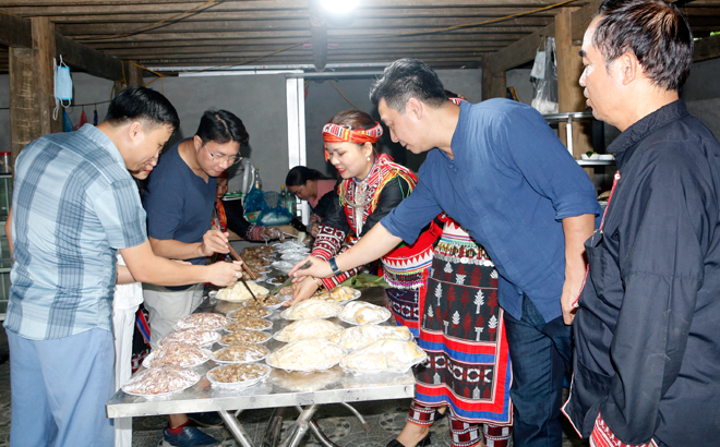 Visitors try special dishes at a community tourism cooperative in Minh Khai village, Quang Minh commune