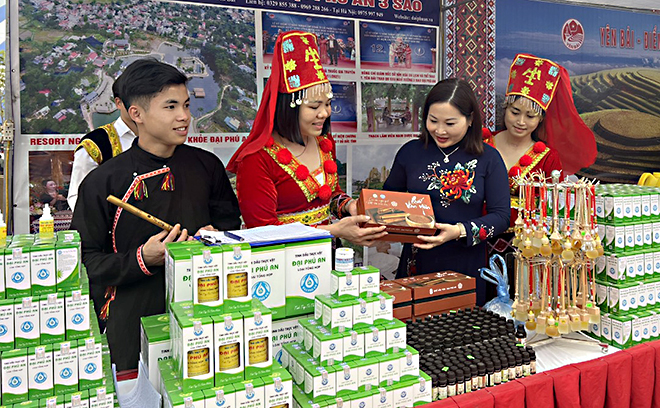 Đồng chí Vũ Thị Hiền Hạnh thăm gian trưng bày quảng bá văn hóa - du lịch của tỉnh Yên Bái tại không gian văn hoá vùng cao và trưng bày sản phẩm văn hoá du lịch.