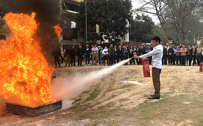 Các học viên thực hành PCCC.