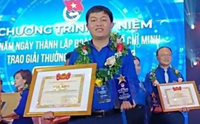 Bí thư Đoàn trường THPT Trạm Tấu Hoàng Văn On nhận giải thưởng Lý Tự Trọng năm 2023 tại Hà Nội tối 22/3/2023.