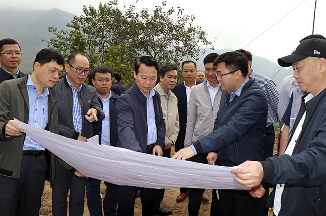 Bí thư Tỉnh ủy Đỗ Đức Duy kiểm tra một số dự án trên địa bàn huyện Văn Chấn , tháng 3/2023. Ảnh: Mạnh Cường