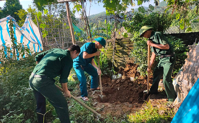 Hội Cựu chiến binh xã Yên Hợp giúp gia đình người có công đào hố rác, góp phần giữ gìn vệ sinh môi trường.