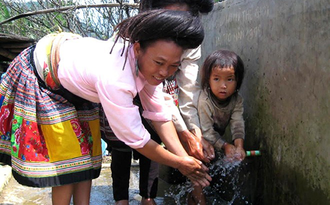 Nước sạch về vùng nông thôn đã giải quyết một phần khó khăn, giúp ổn định đời sống của người dân, đặc biệt là đồng bào dân tộc thiểu số ở Yên Bái (Ảnh: TPO)