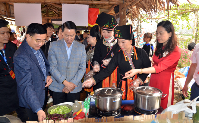 Lãnh đạo huyện Văn Yên tham quan các đội thi chế biến món ăn
