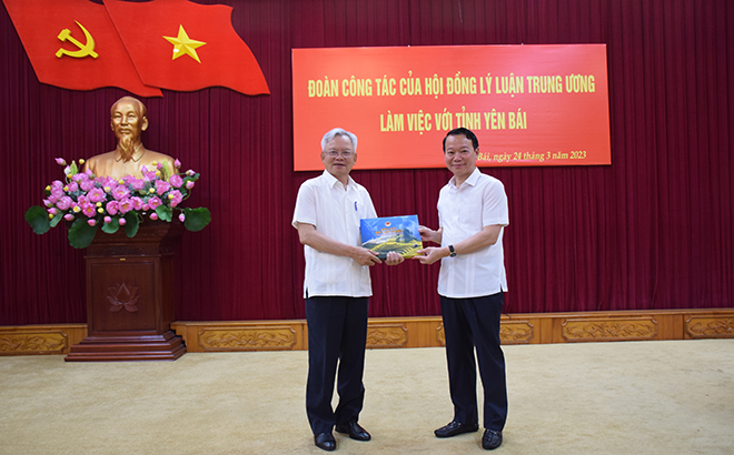 Bí thư Tỉnh ủy Đỗ Đức Duy tặng Giáo sư, Tiến sĩ Tạ Ngọc Tấn cuốn sách ảnh 