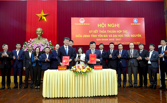 Leaders of Yen Bai and Thai Nguyen University ink the cooperation agreement.