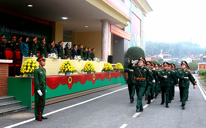 Lực lượng Vũ trang tỉnh và các đơn vị tham gia diễu hành tại Lễ ra quân huấn luyện năm 2023.