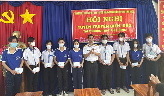 Thủ trưởng Trung đoàn ra đa 551, Vùng 5 Hải quân tặng quà các em học sinh vượt khó học giỏi.