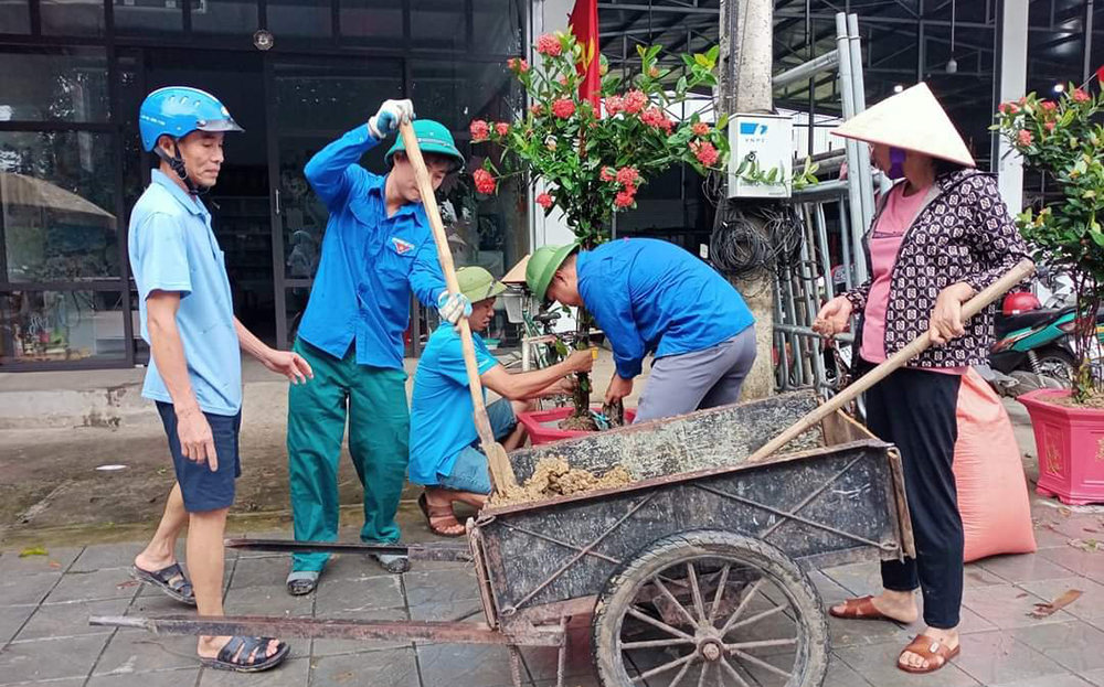 Cán bộ, đảng viên, nhân dân phường Cầu Thia trồng cây xây dựng tuyến đường văn minh đô thị ở tổ dân phố số 5.