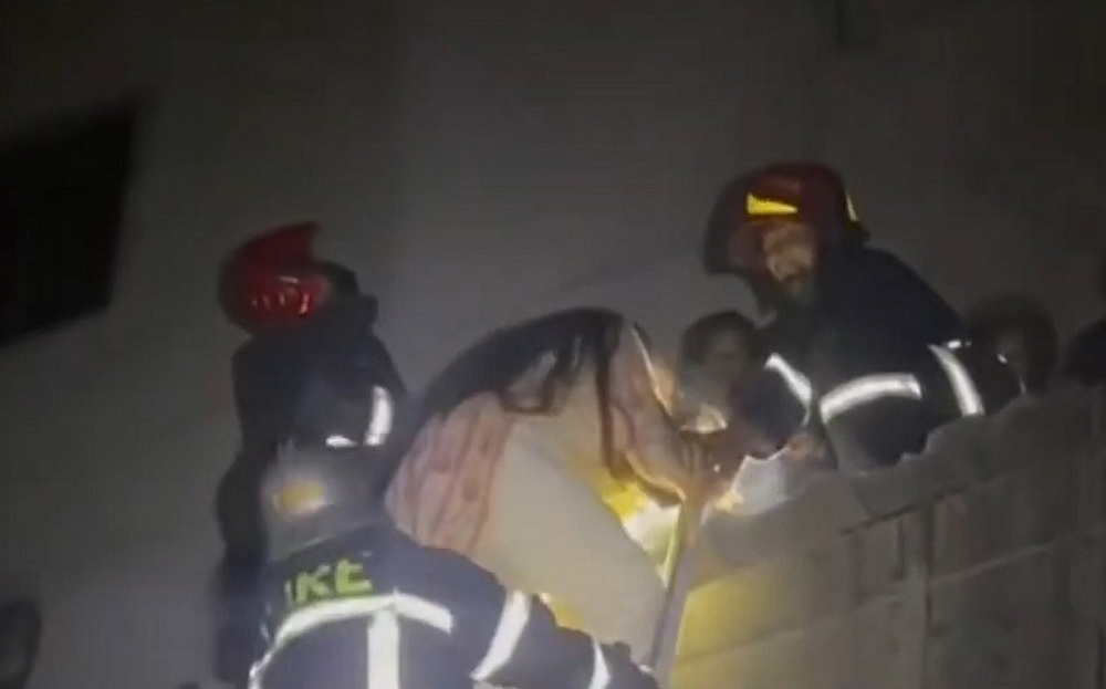 Lính cứu hỏa Bangladesh giải cứu người dân khỏi tòa nhà đang cháy.