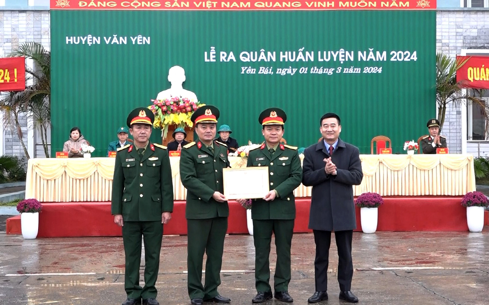 Chủ tịch UBND huyện Văn Yên trao tặng danh hiệu Đơn vị vững mạnh toàn diện “Mẫu mực tiêu biểu” năm 2023 của Quân khu II cho Ban Chỉ huy Quân sự huyện Văn Yên.