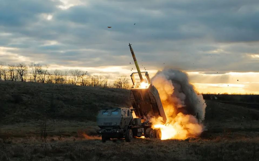 Pháo phản lực M142 HIMARS phóng tên lửa về phía các vị trí của Nga vào tháng 12/2023.
